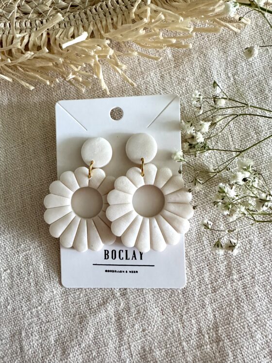 Oorbellen bloem creme