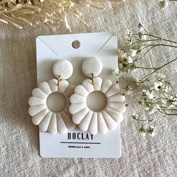 Oorbellen bloem creme