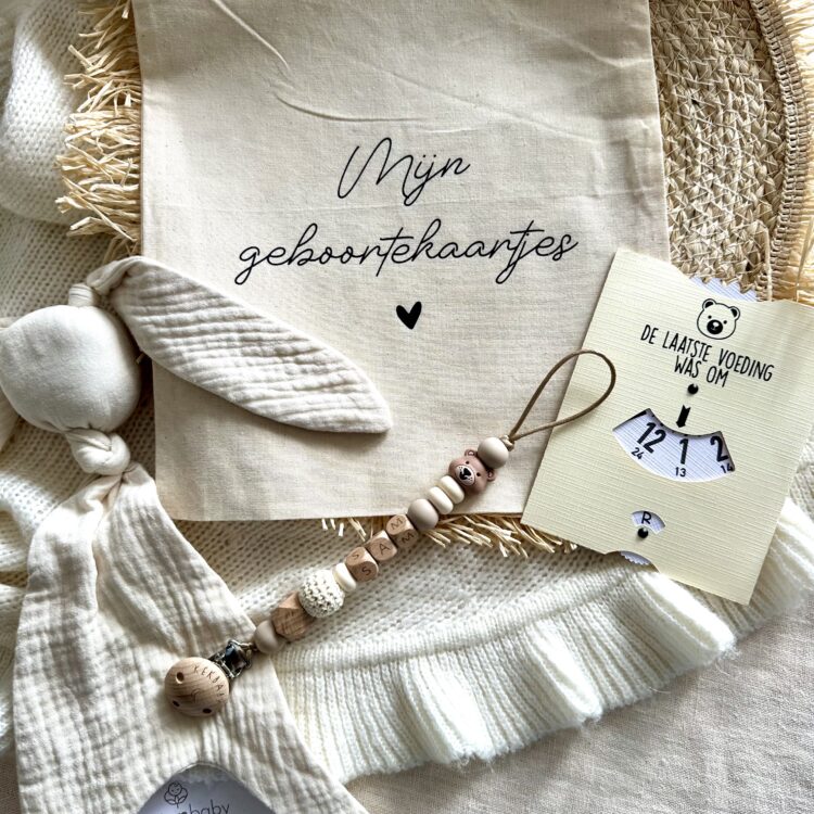 Speenkoord, knuffel, voedingskaart en bewaarzak