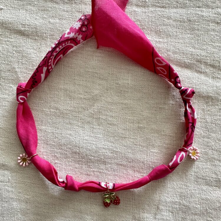 Bandana ketting roze met bedels